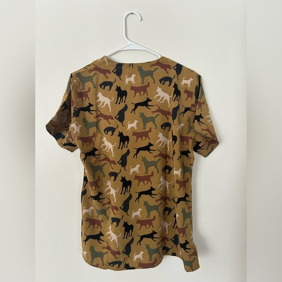 Carhartt Force Dog Park Print V-Neck Scrub Top Size Medium - Picture 7 of 7